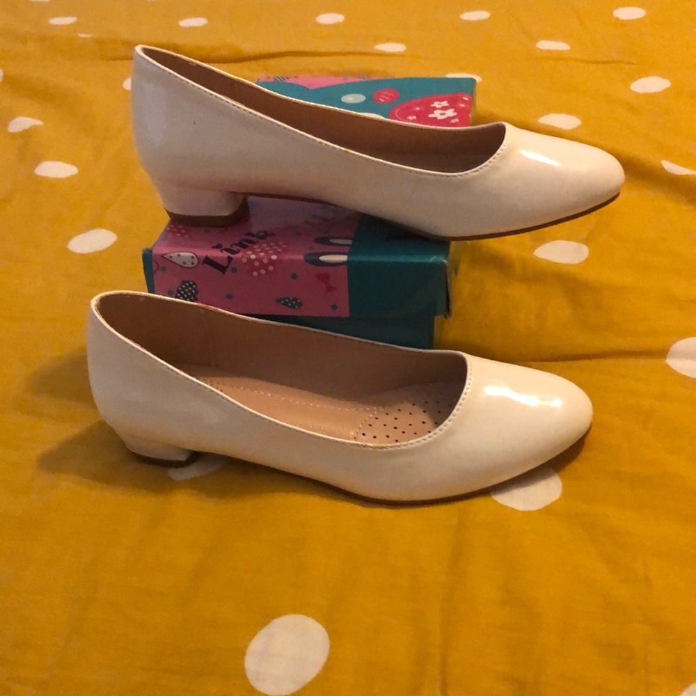 Girls white patent leather dress shoe